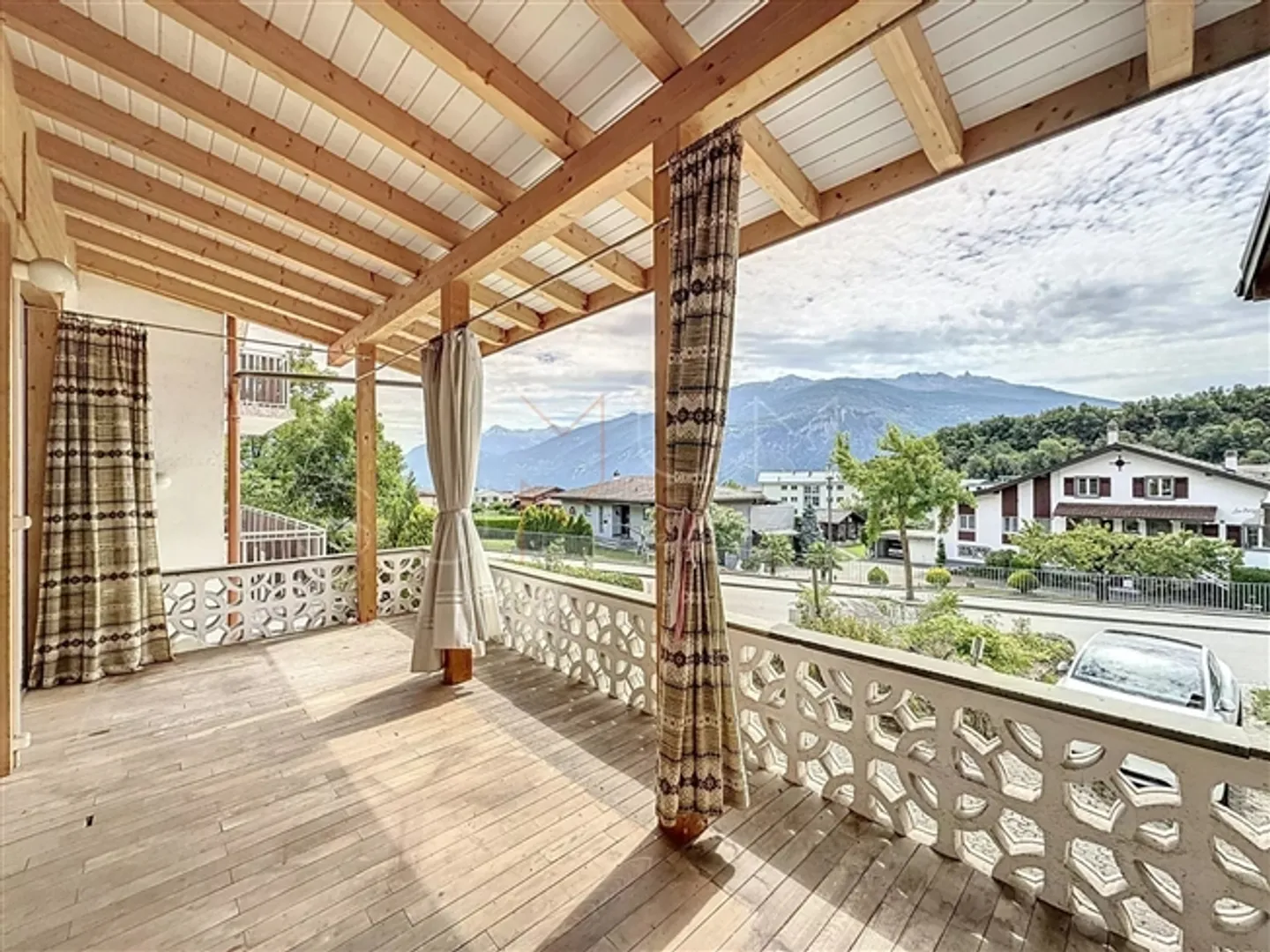 Villa familiare con giardino e grande potenziale di ristrutturazione - Foto 3 di 20