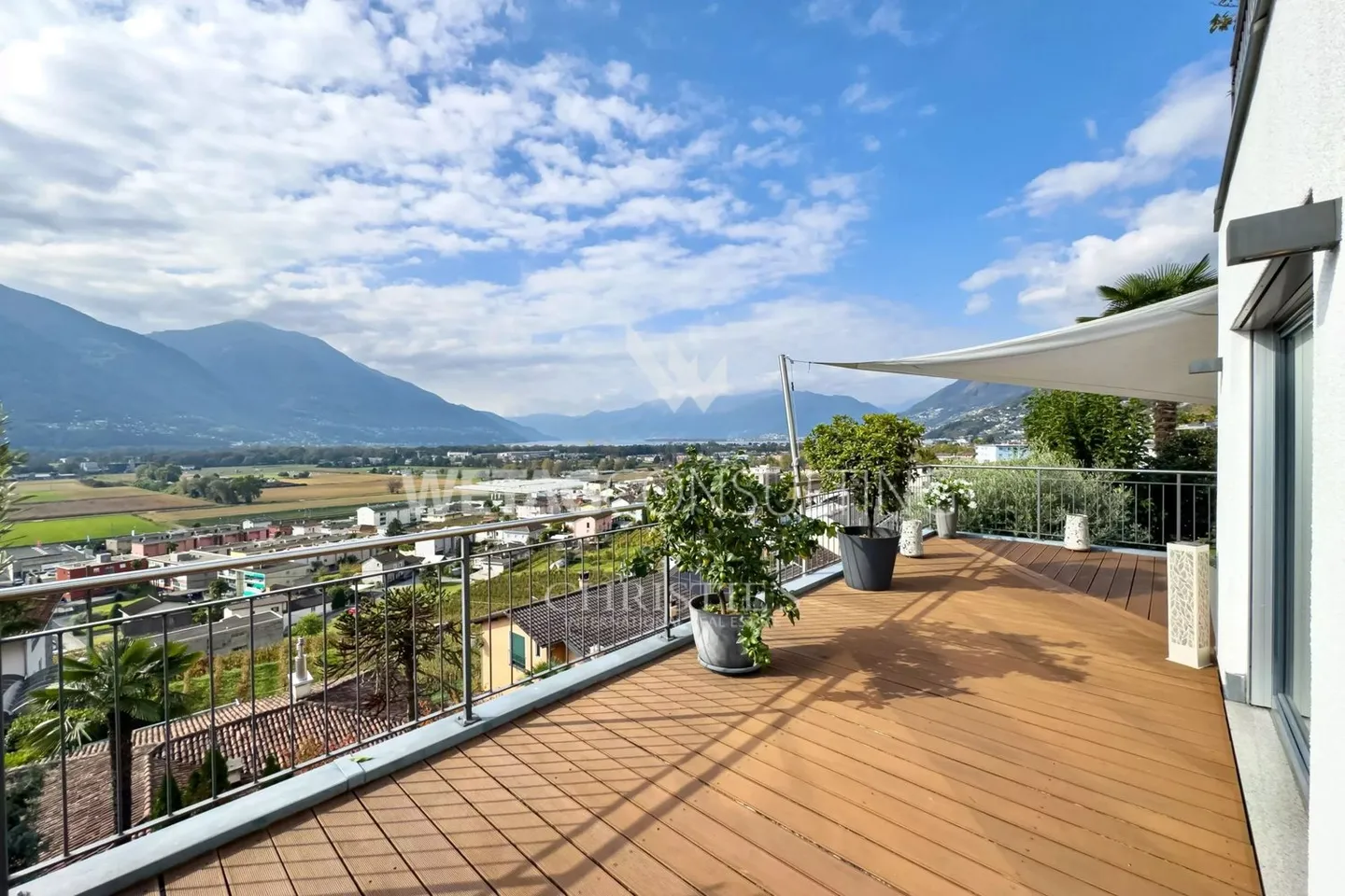 Moderne Villa mit grossen Terrassen, Panoramablick & Garten zu verkaufen in Gordola - Foto 2 von 13