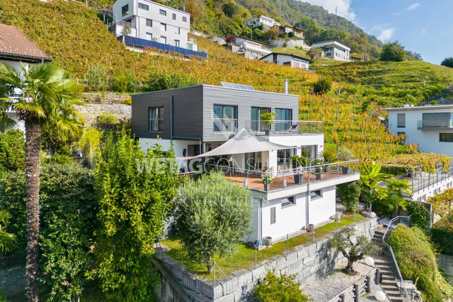 Moderne Villa mit grossen Terrassen, Panoramablick & Garten zu verkaufen in Gordola - Foto 1 von 13