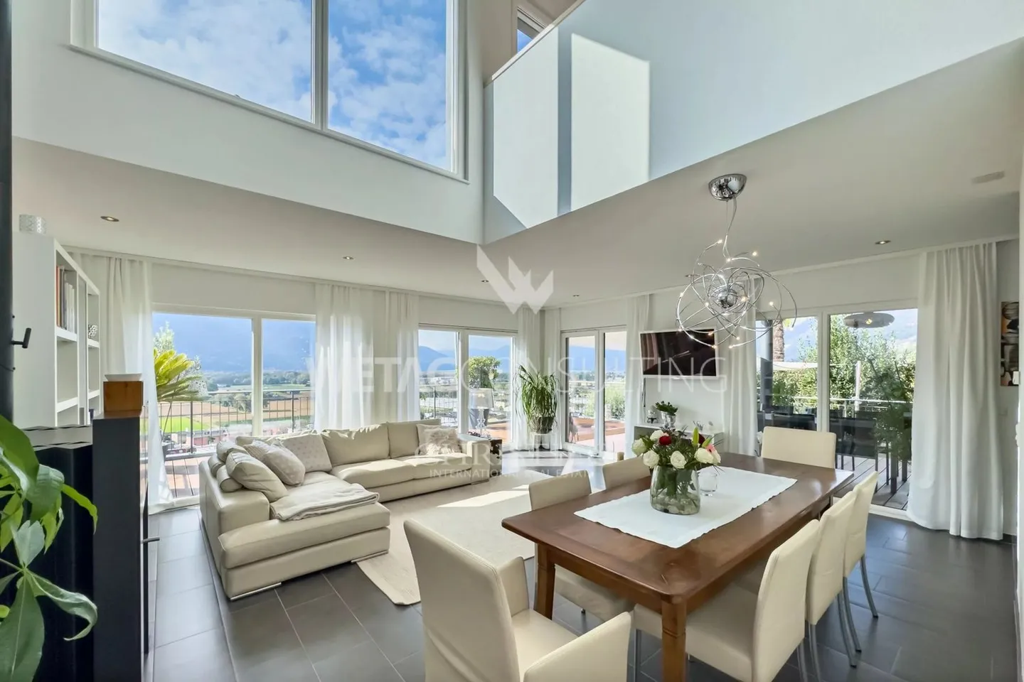 Moderne Villa mit grossen Terrassen, Panoramablick & Garten zu verkaufen in Gordola - Foto 3 von 13