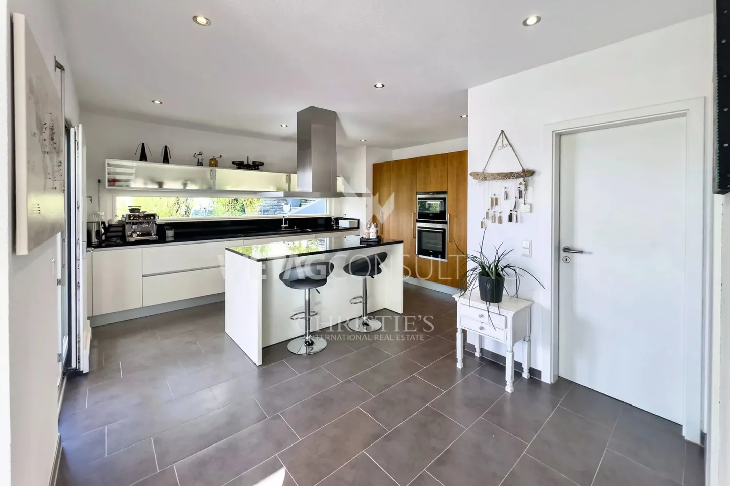 Moderne Villa mit grossen Terrassen, Panoramablick & Garten zu verkaufen in Gordola - Foto 11 von 13