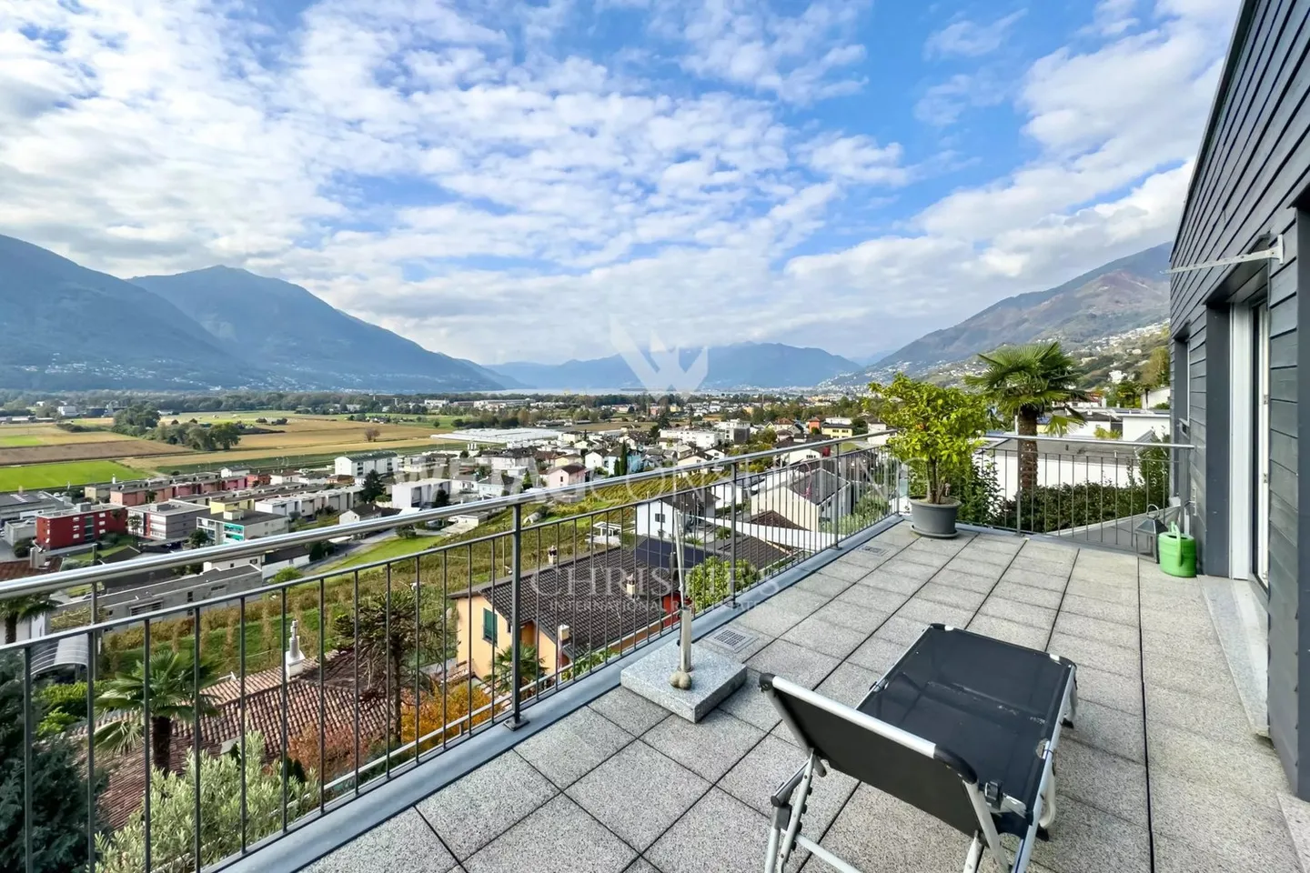 Moderne Villa mit grossen Terrassen, Panoramablick & Garten zu verkaufen in Gordola - Foto 13 von 13