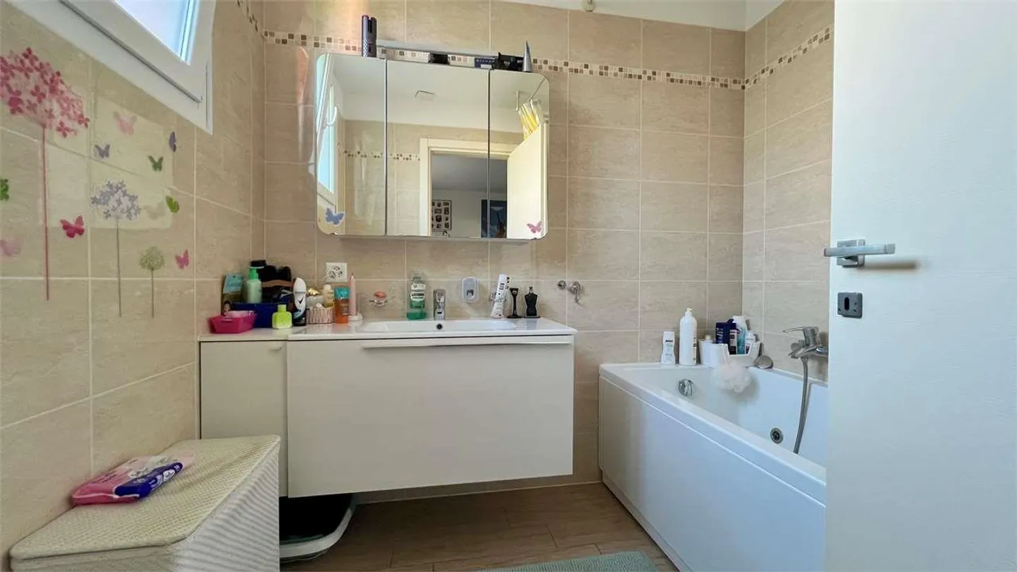 Cadenazzo - Modern 4.5 mit großem Privatgarten - Foto 6 von 13