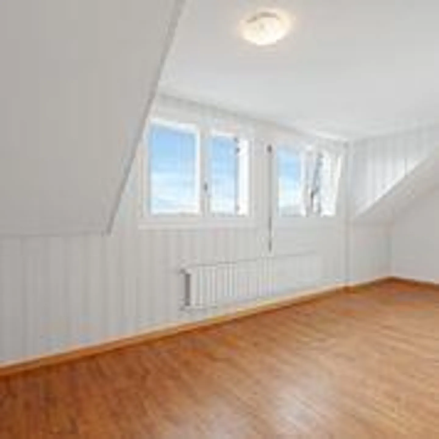 Cozy attic apartment in a quiet location with renovated kitchen! - Photo 4 of 6