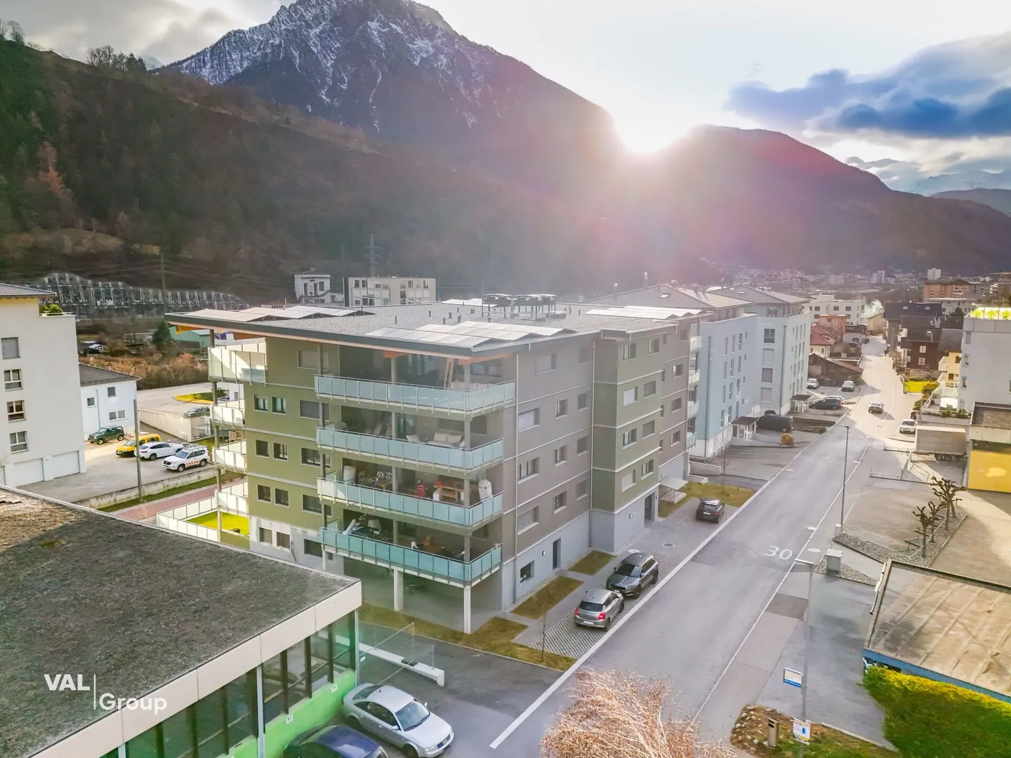 Moderne 5.5-Zimmerwohnung mit grossem Balkon - Foto 1 von 16