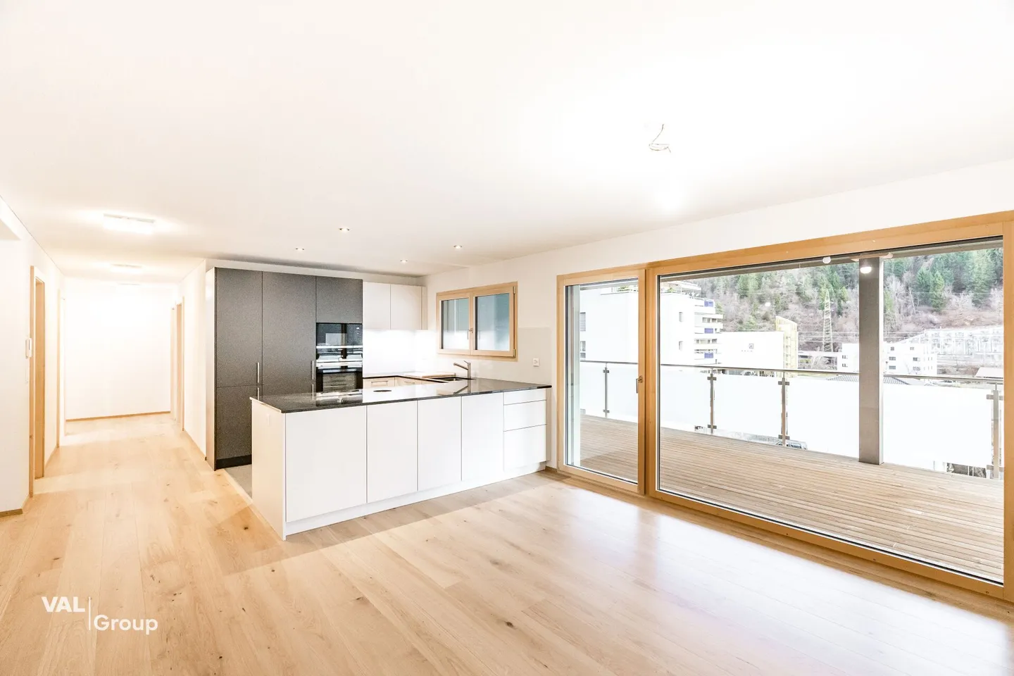 Moderne 5.5-Zimmerwohnung mit grossem Balkon - Foto 2 von 16