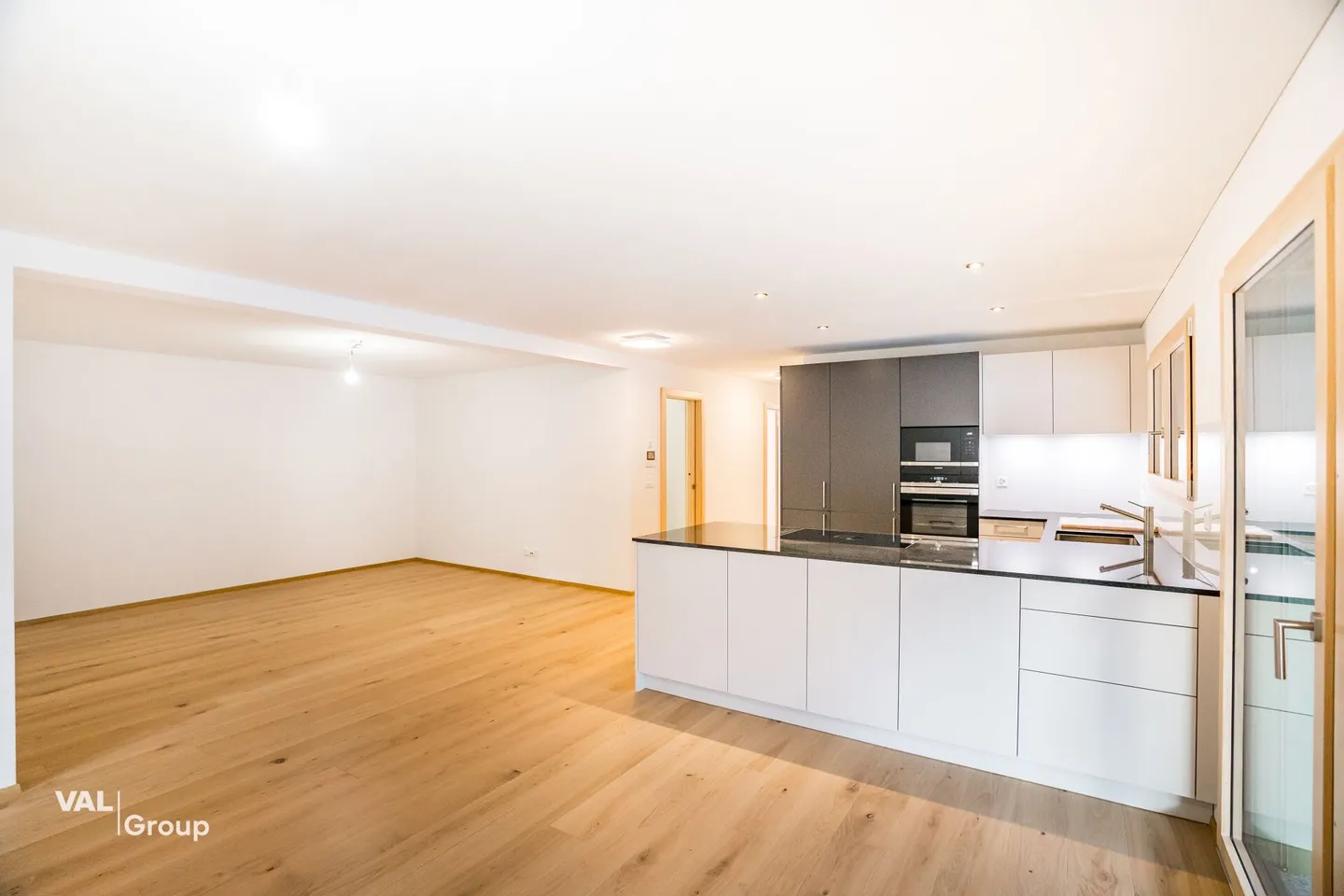Moderne 5.5-Zimmerwohnung mit grossem Balkon - Foto 3 von 16