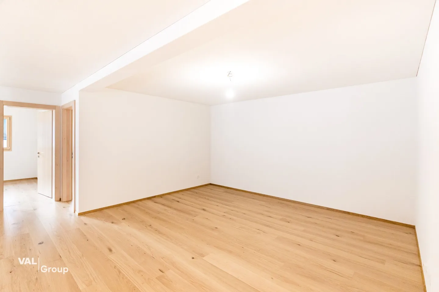 Moderne 5.5-Zimmerwohnung mit grossem Balkon - Foto 5 von 16