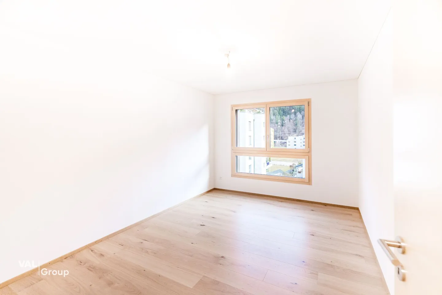 Moderne 5.5-Zimmerwohnung mit grossem Balkon - Foto 8 von 16