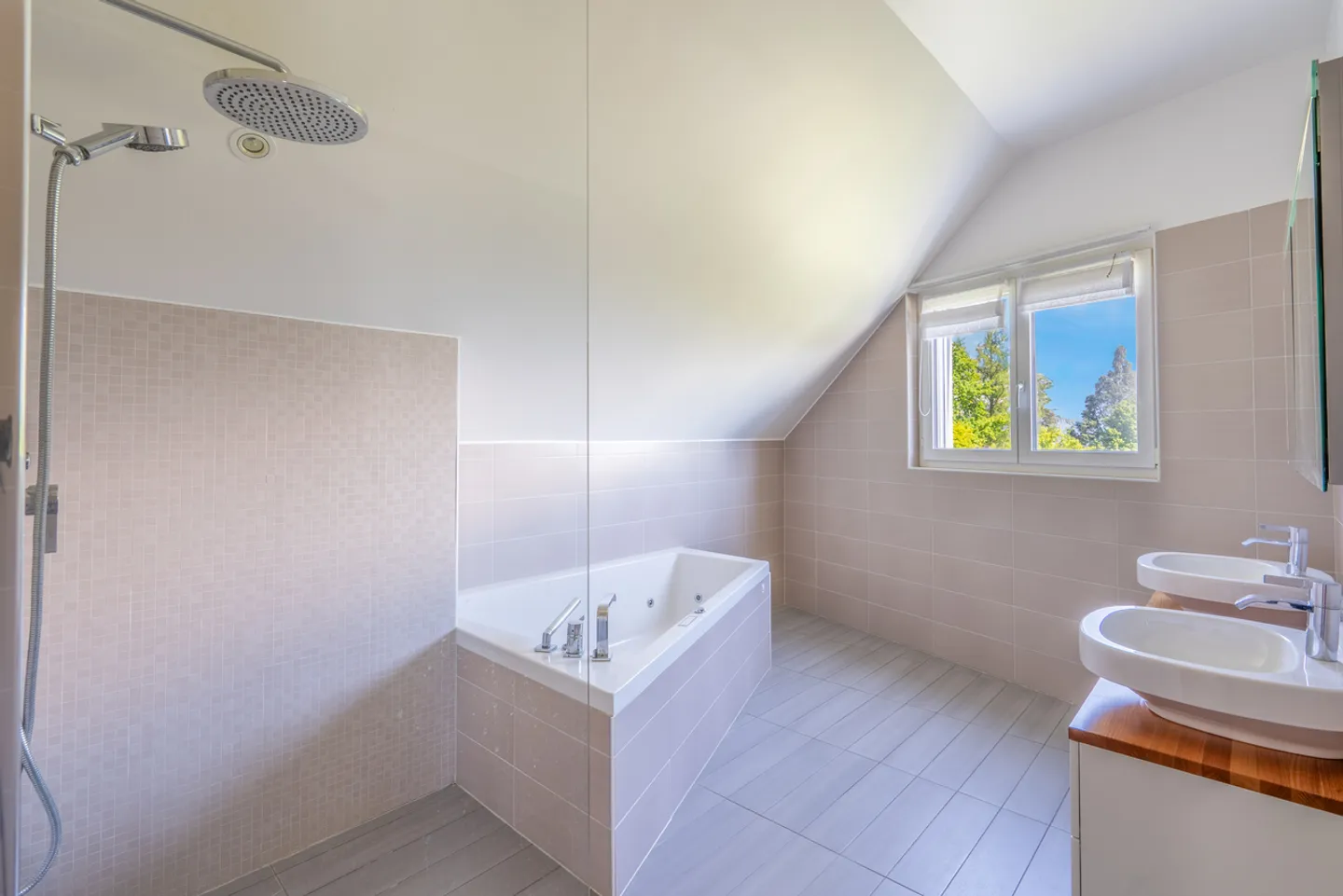 Villa spaziosa con piscina - Foto 3 di 4