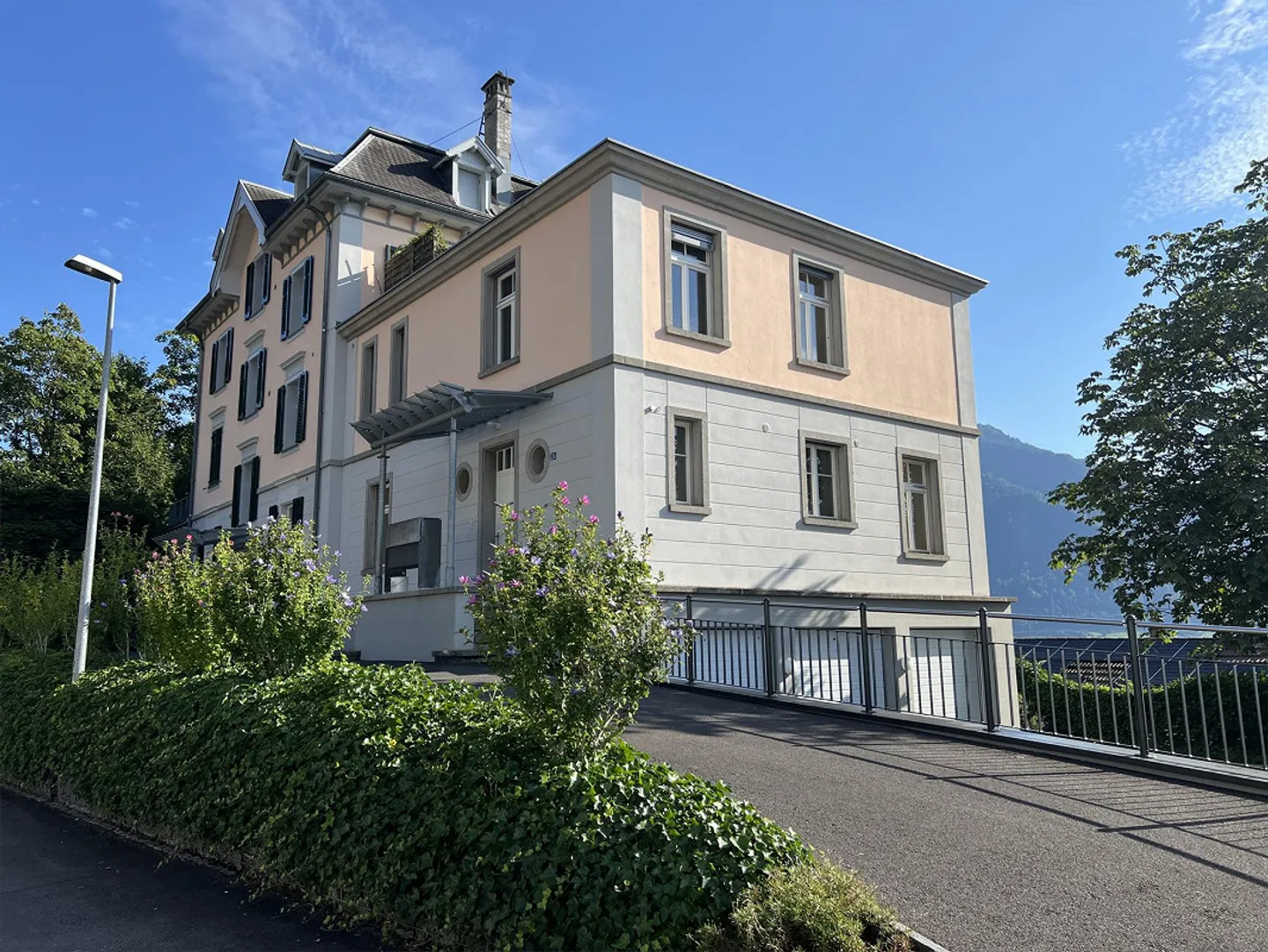 Casa a schiera di 5,5 stanze appena ristrutturata con vista lago non ostacolata - Foto 1 di 9