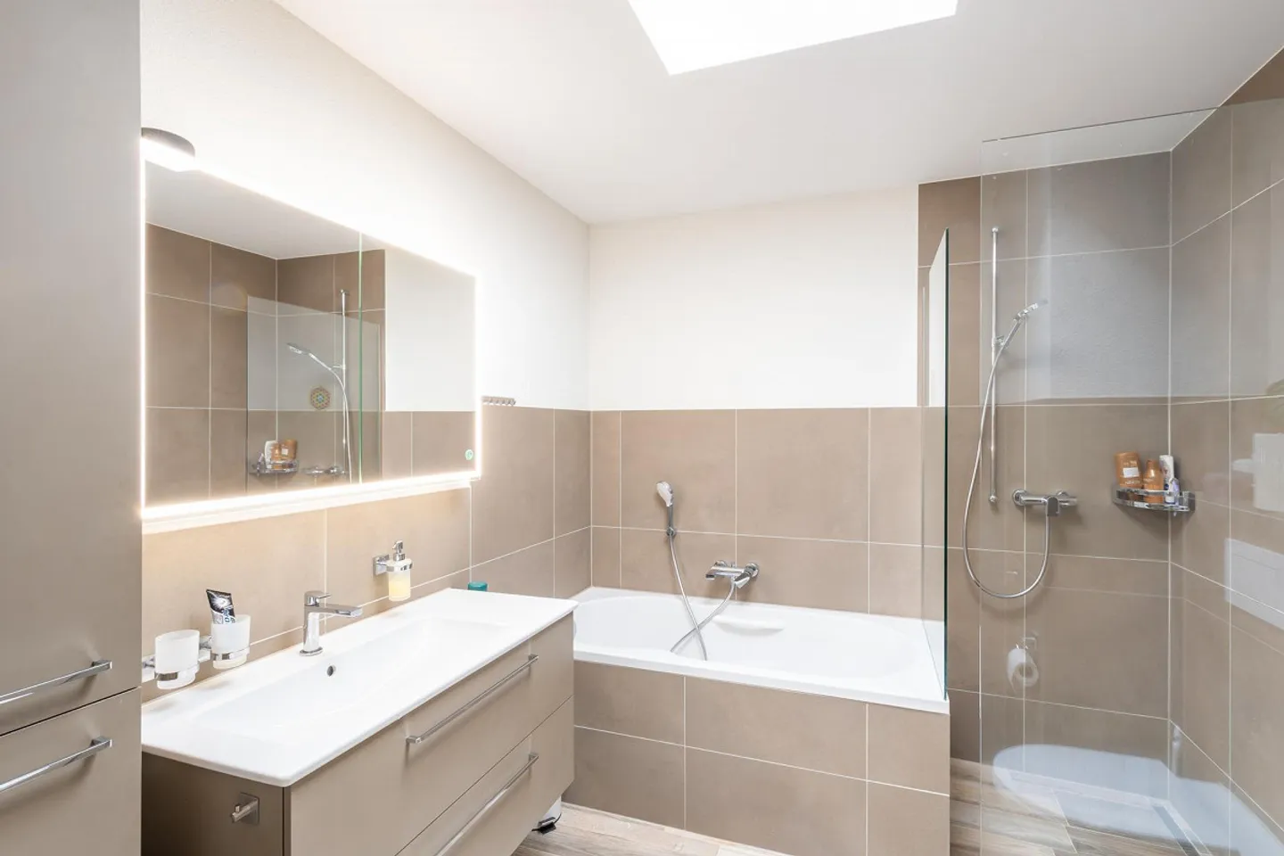 Maison moderne à deux familles dans un emplacement central et calme - Photo 20 sur 22