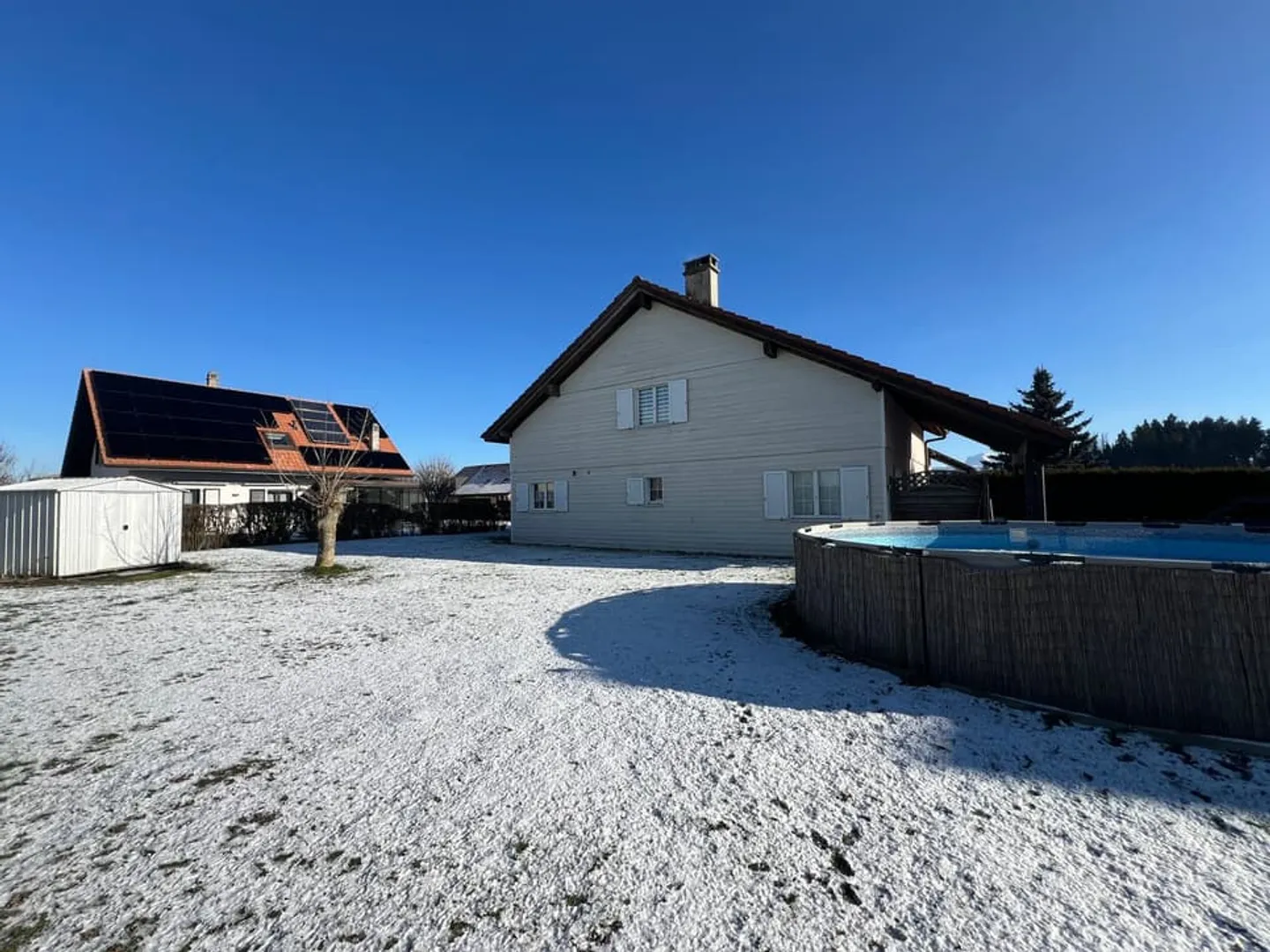 Einzelvilla mit 6,5 Zimmern und großem Garten - Foto 1 von 8