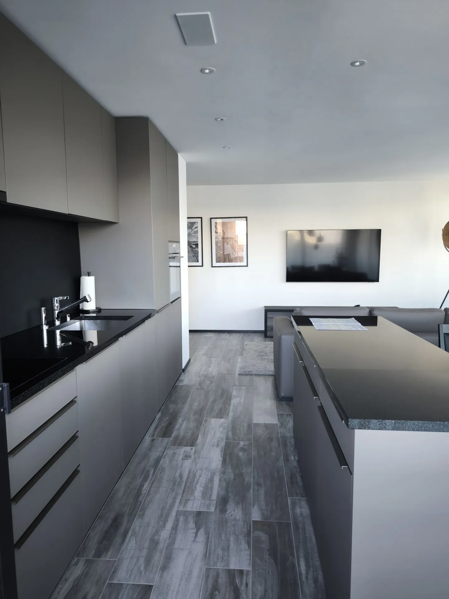 Appartement exclusif meublé de 2,5 pièces dans la tour Three Point - Photo 1 sur 10
