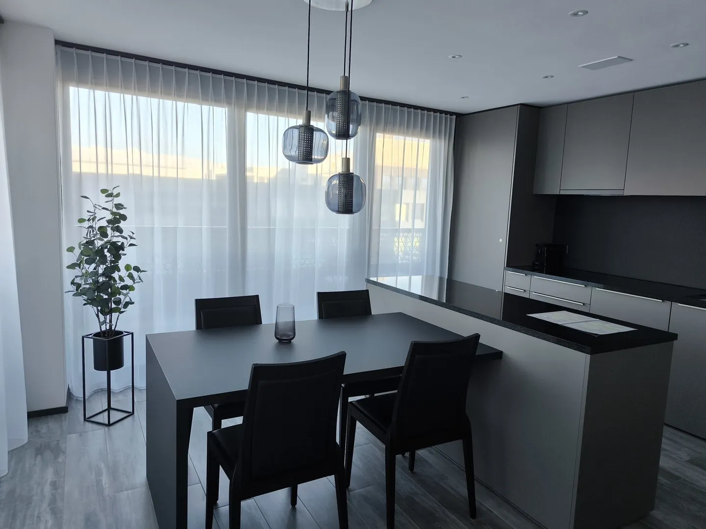 Appartement exclusif meublé de 2,5 pièces dans la tour Three Point - Photo 2 sur 10