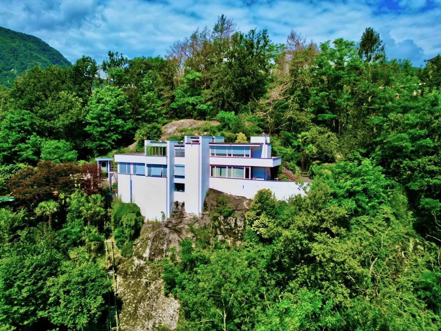 VILLA NEST DES ADLERS. BESONDERE EIGENTUM FÜR BESONDERE PERSÖNLICHKEITEN - Foto 1 von 12