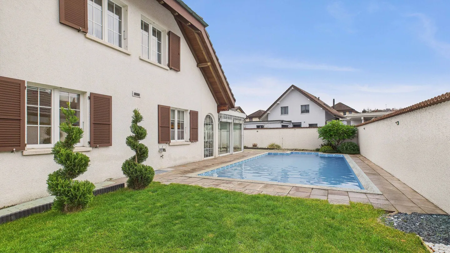 Harmonious family house with garden, pool and thoughtful comfort - Photo 3 of 22