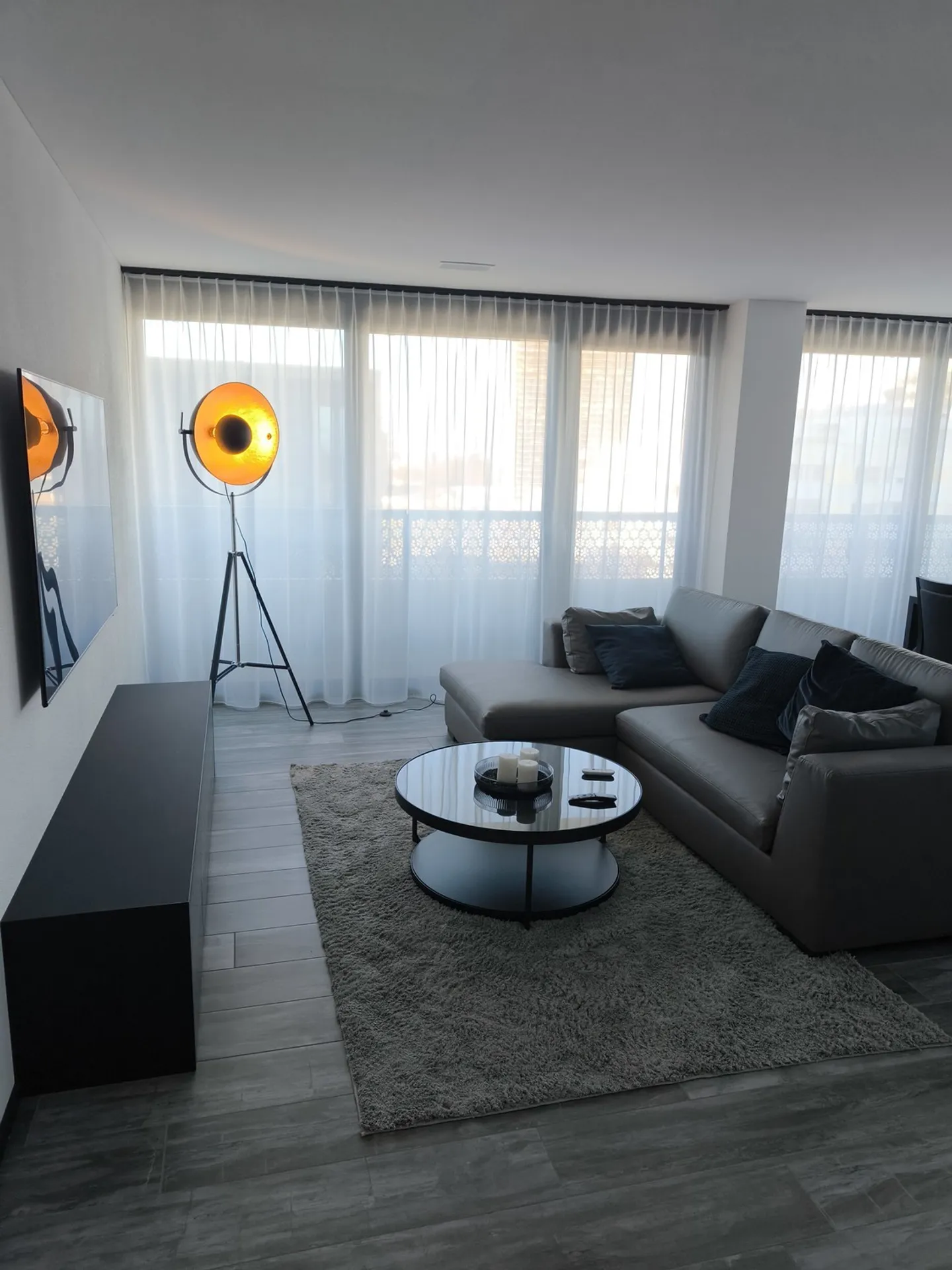 Appartement exclusif meublé de 2,5 pièces dans la tour Three Point - Photo 3 sur 10
