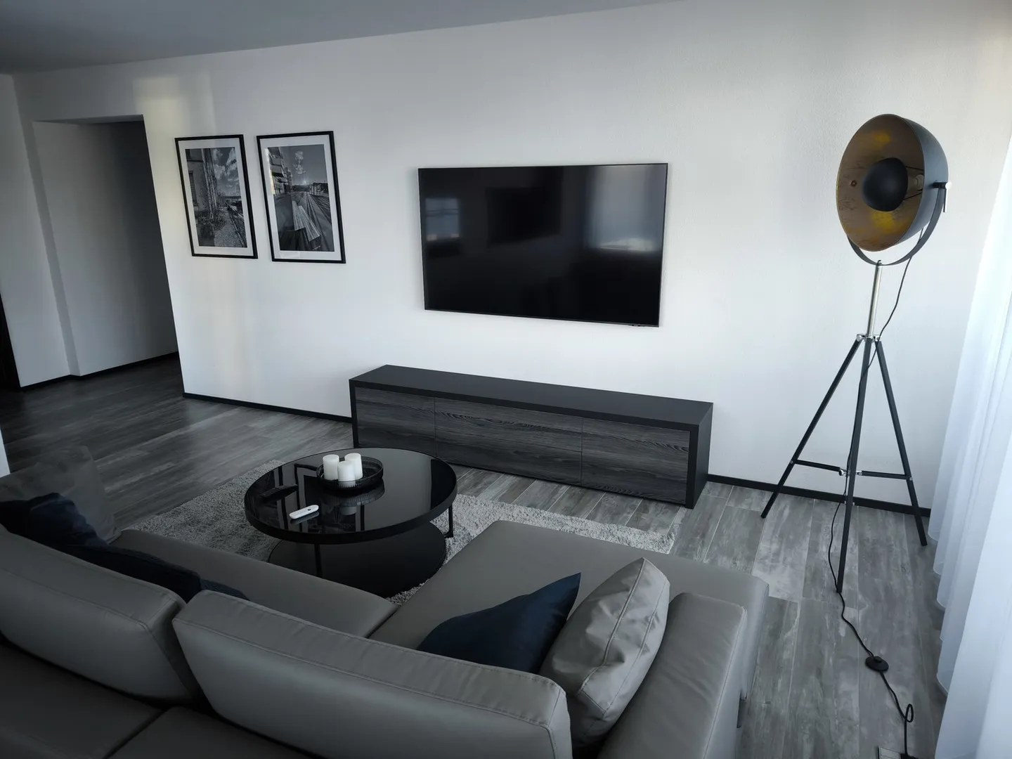 Appartement exclusif meublé de 2,5 pièces dans la tour Three Point - Photo 4 sur 10