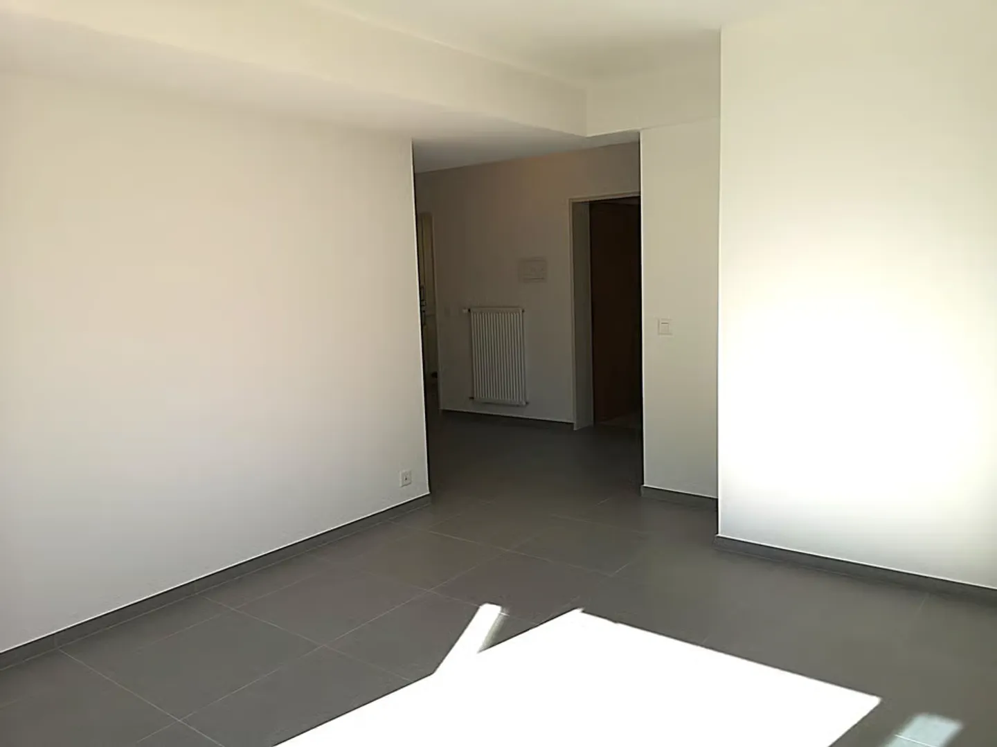Zu verkaufen in Moutier Wohnung mit Terrasse, 2024 komplett renoviert - Foto 9 von 13