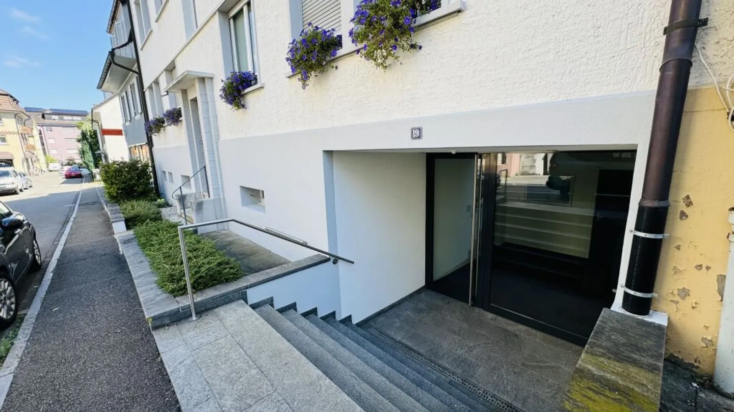 Appartement 3.5 pièces bien entretenu à Binningen avec ascenseur, balcon de 12 m² et lave-linge privé - Photo 2 sur 18
