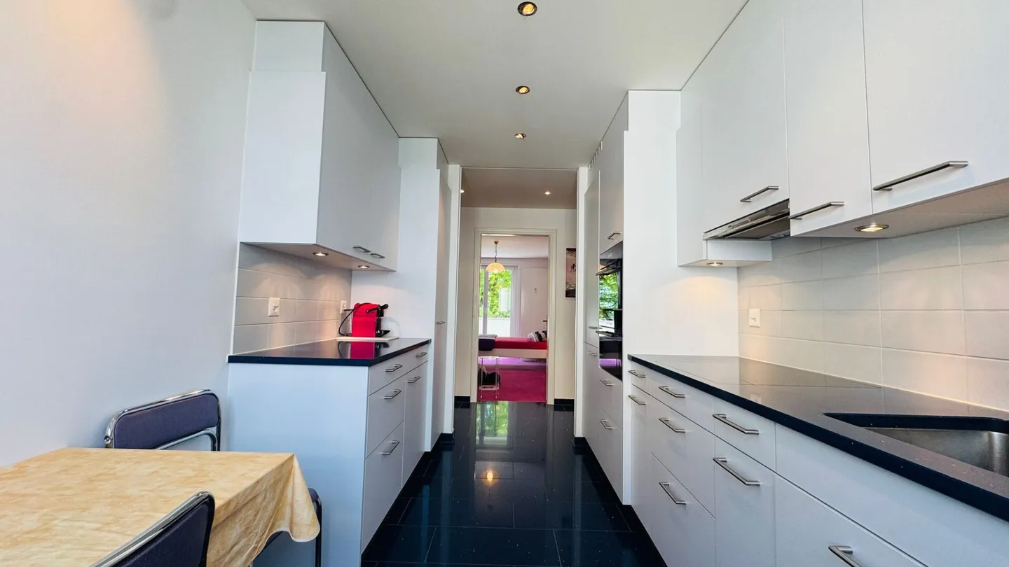 Appartement 3.5 pièces bien entretenu à Binningen avec ascenseur, balcon de 12 m² et lave-linge privé - Photo 3 sur 18