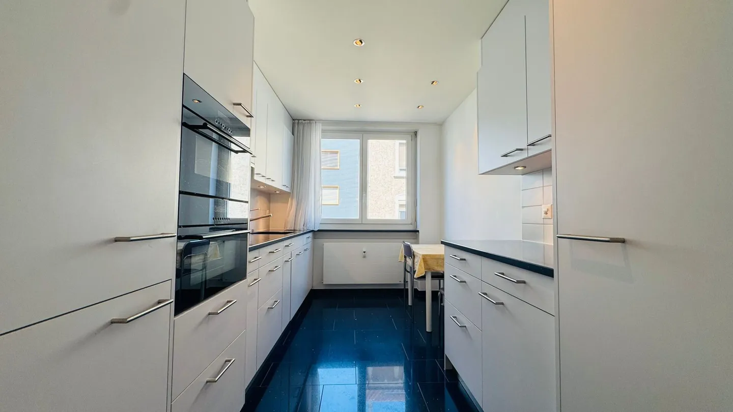 Appartement 3.5 pièces bien entretenu à Binningen avec ascenseur, balcon de 12 m² et lave-linge privé - Photo 4 sur 18