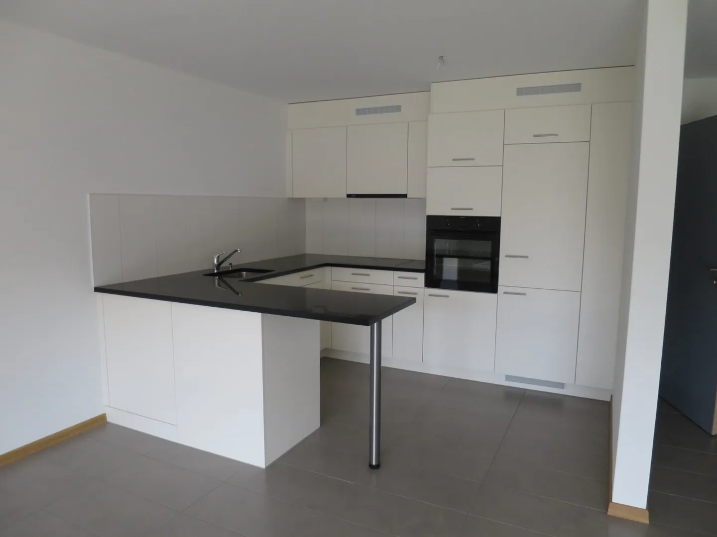 Appartamento di 2,5 stanze completamente attrezzato a Courtepin - Foto 2 di 6