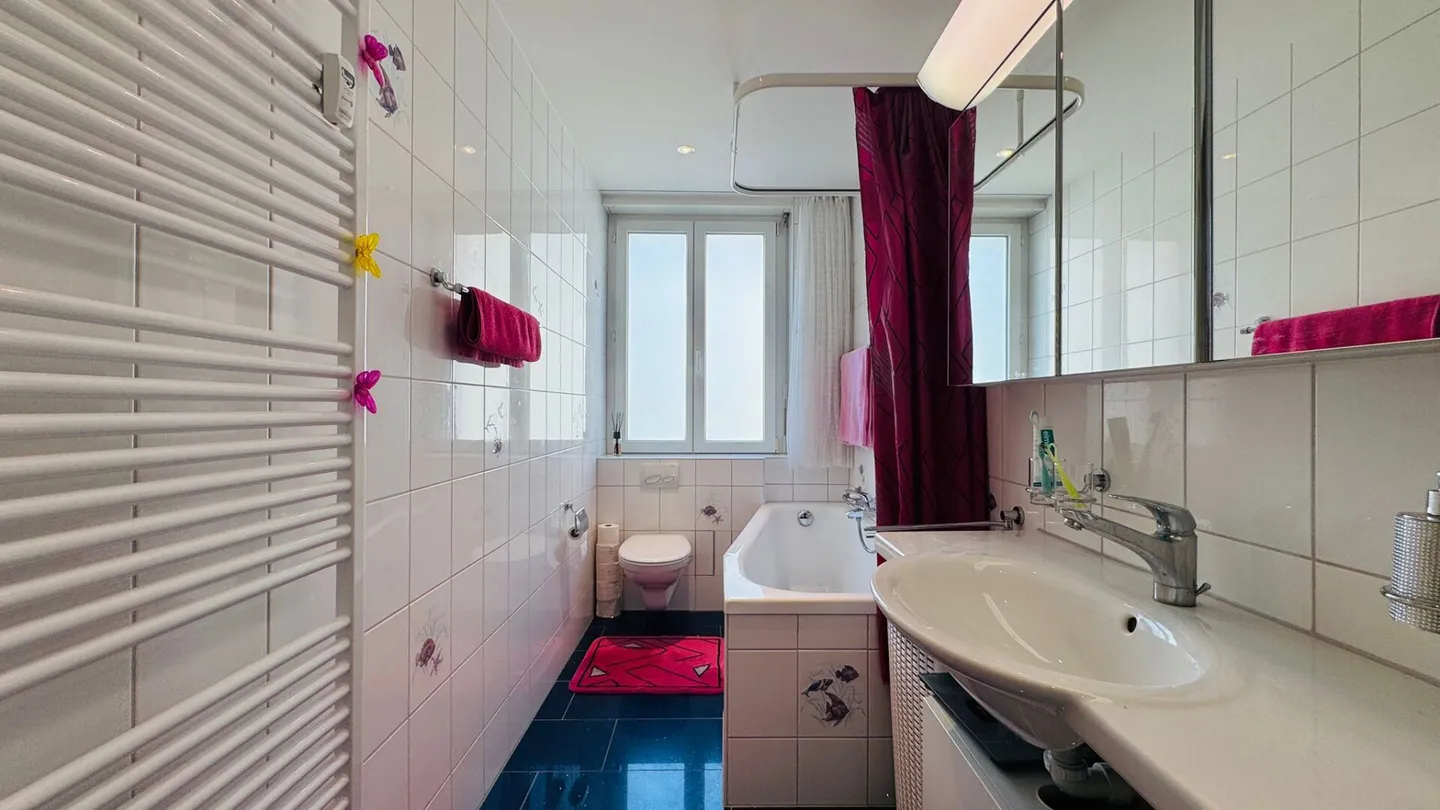 Appartement 3.5 pièces bien entretenu à Binningen avec ascenseur, balcon de 12 m² et lave-linge privé - Photo 5 sur 18