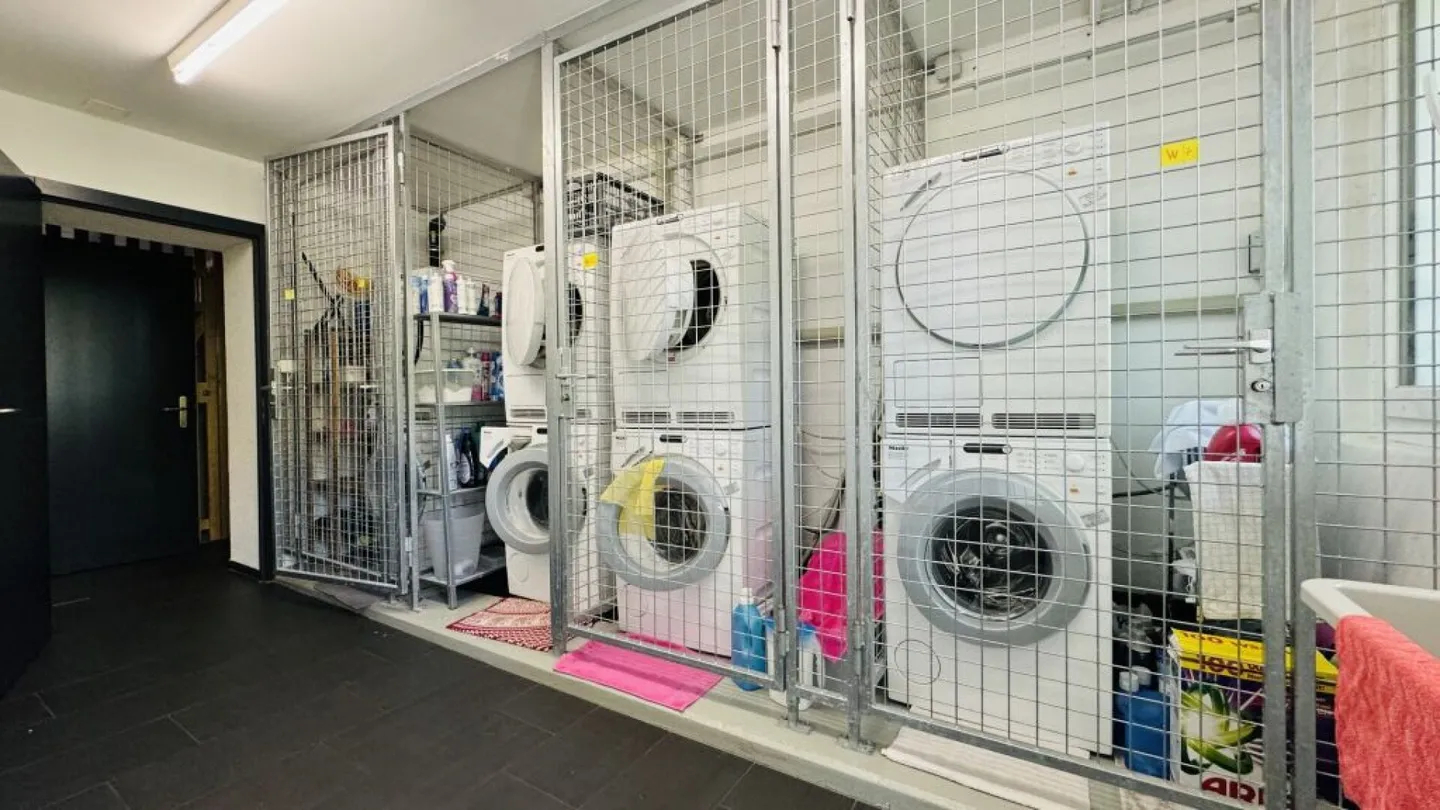 Appartement 3.5 pièces bien entretenu à Binningen avec ascenseur, balcon de 12 m² et lave-linge privé - Photo 17 sur 18