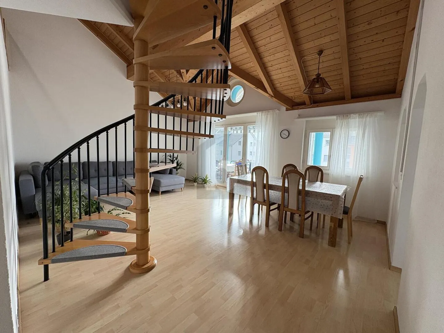 VIVRE SPACIEUSEMENT DANS UN ENDROIT FAMILIAL - Photo 2 sur 6