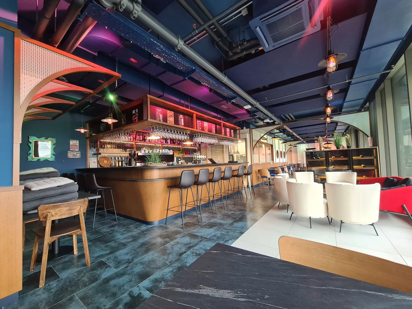 FOR SALE: Exceptional Restaurant Business in Petit-Lancy, Geneva - Photo 1 of 10