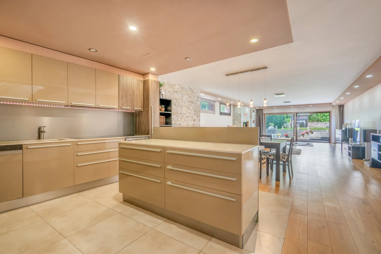 Spacious Row Villa of Exception - Photo 2 of 3