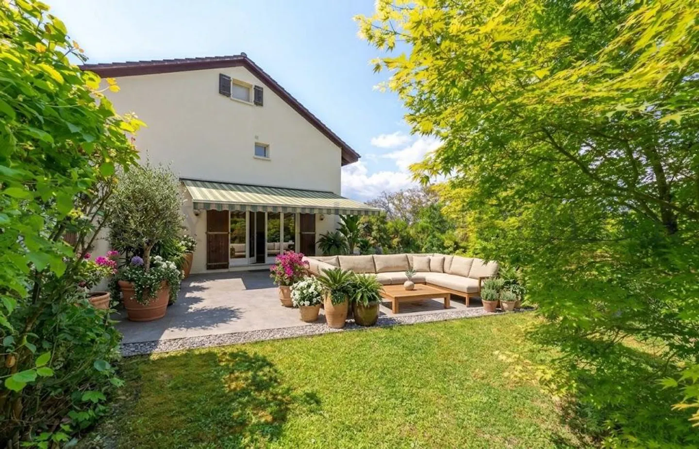 Large 7-room villa with a lovely sunny garden - Photo 1 of 15