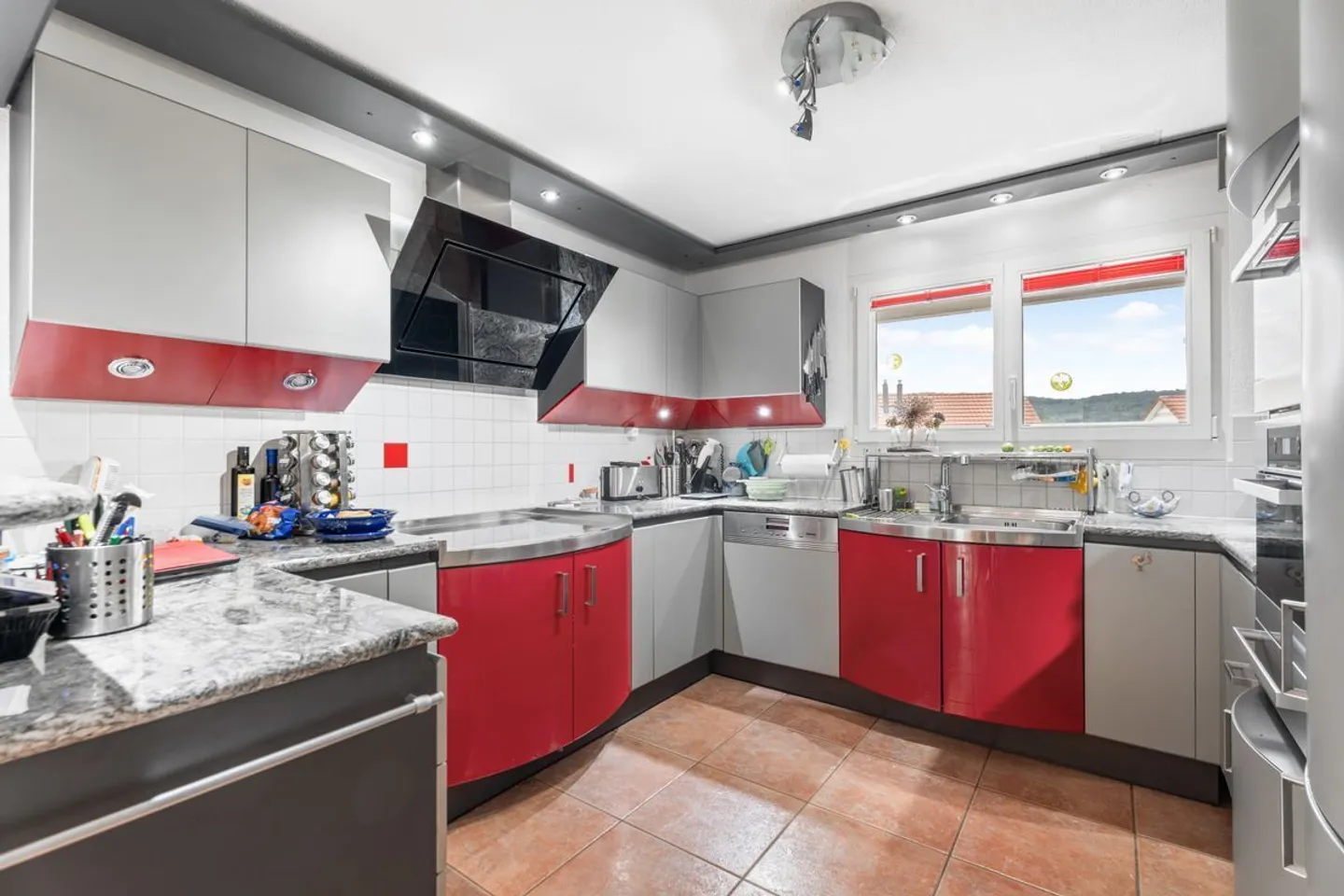 Très belle et moderne maison jumelée de 5,5 pièces avec 147m2 de surface habitable nette - Photo 4 sur 13