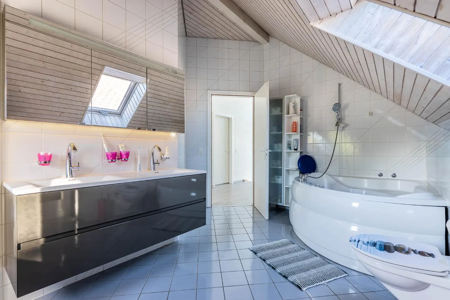 Adjacent Villa with Garden and Pool – Gland (VD) - Photo 14 of 19