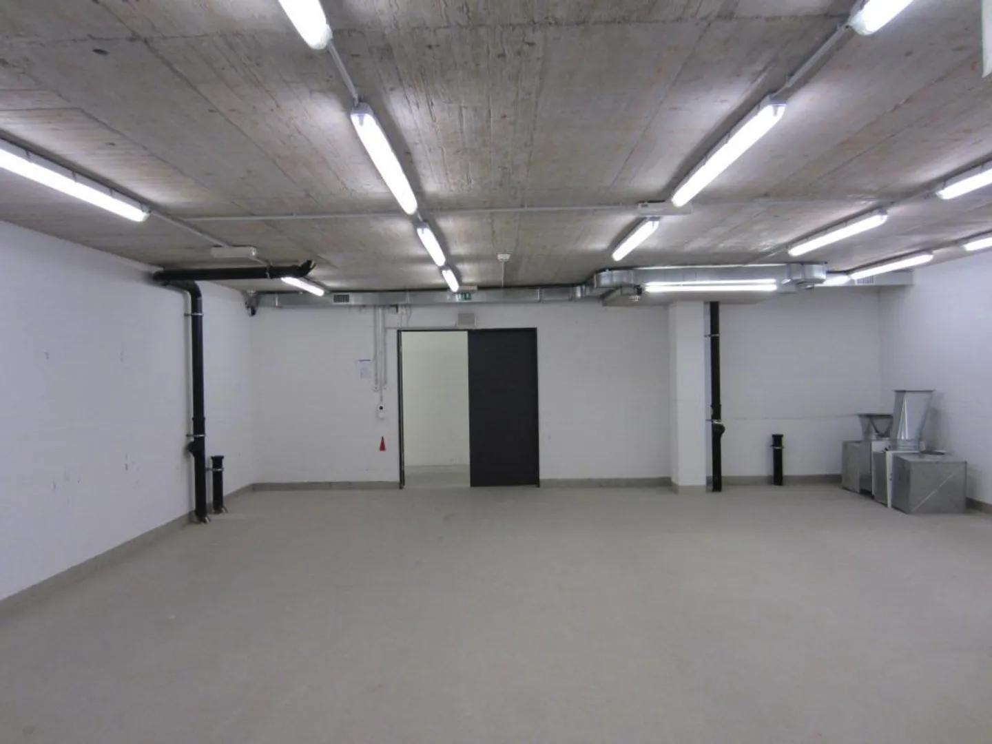 Storage space for rent in modern shopping center - Photo 2 of 2