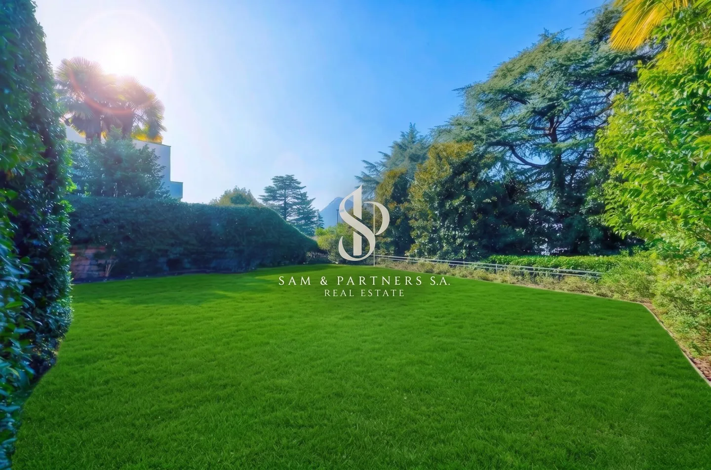 Villa with Garden - Photo 1 of 2
