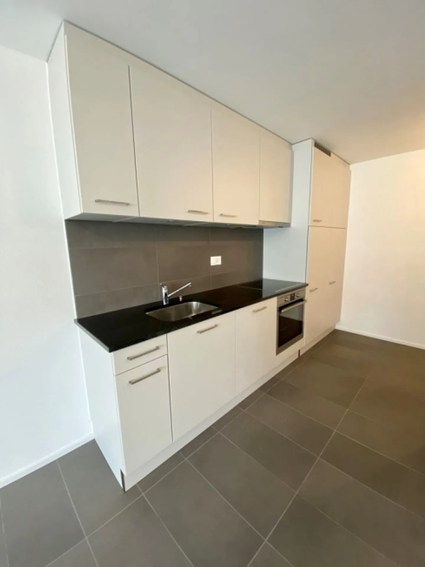 Studio spacieux près du centre de Sierre - Photo 3 sur 4