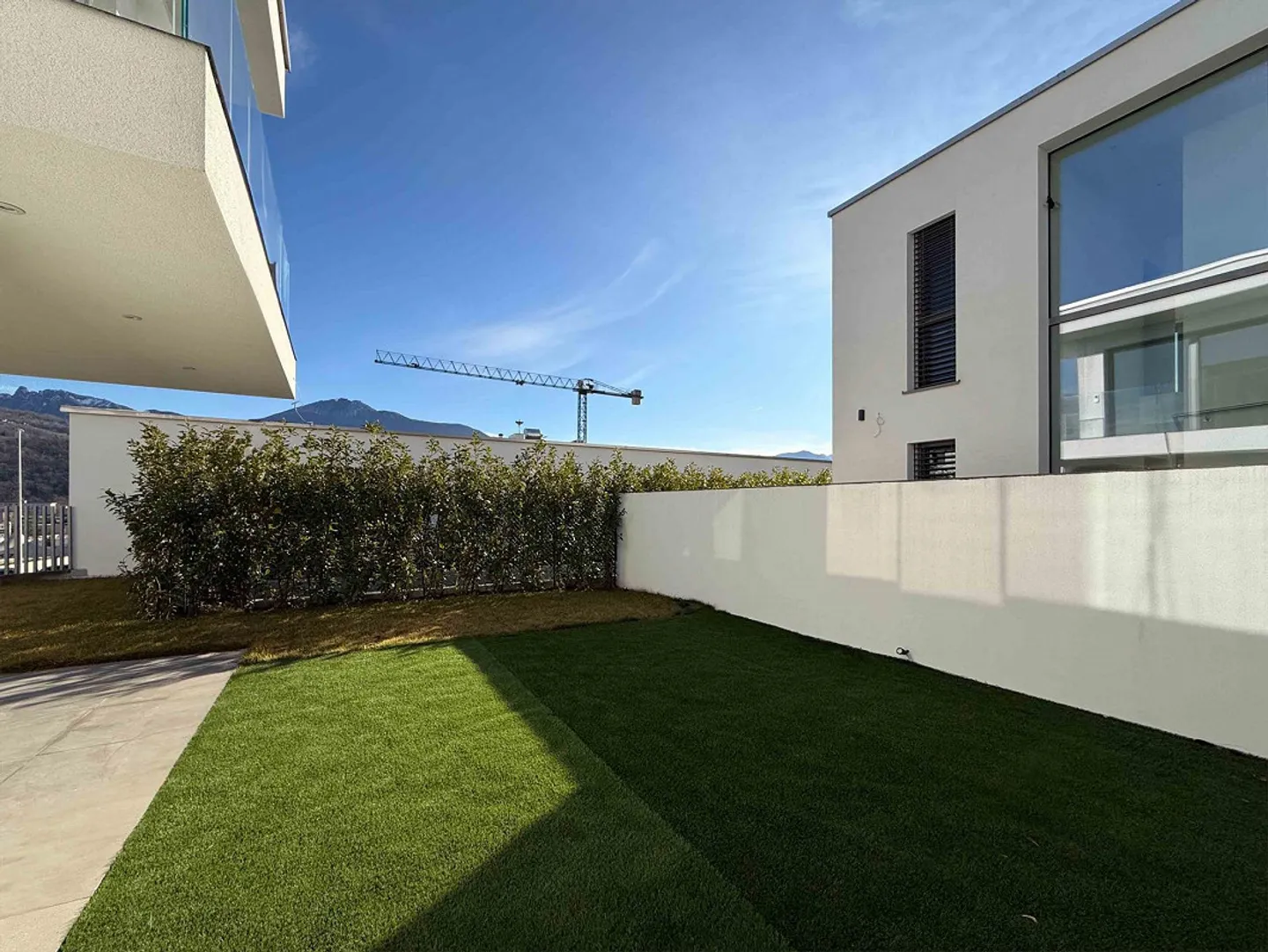 New and modern villa with garden and pool in Gravesano - Photo 2 of 17