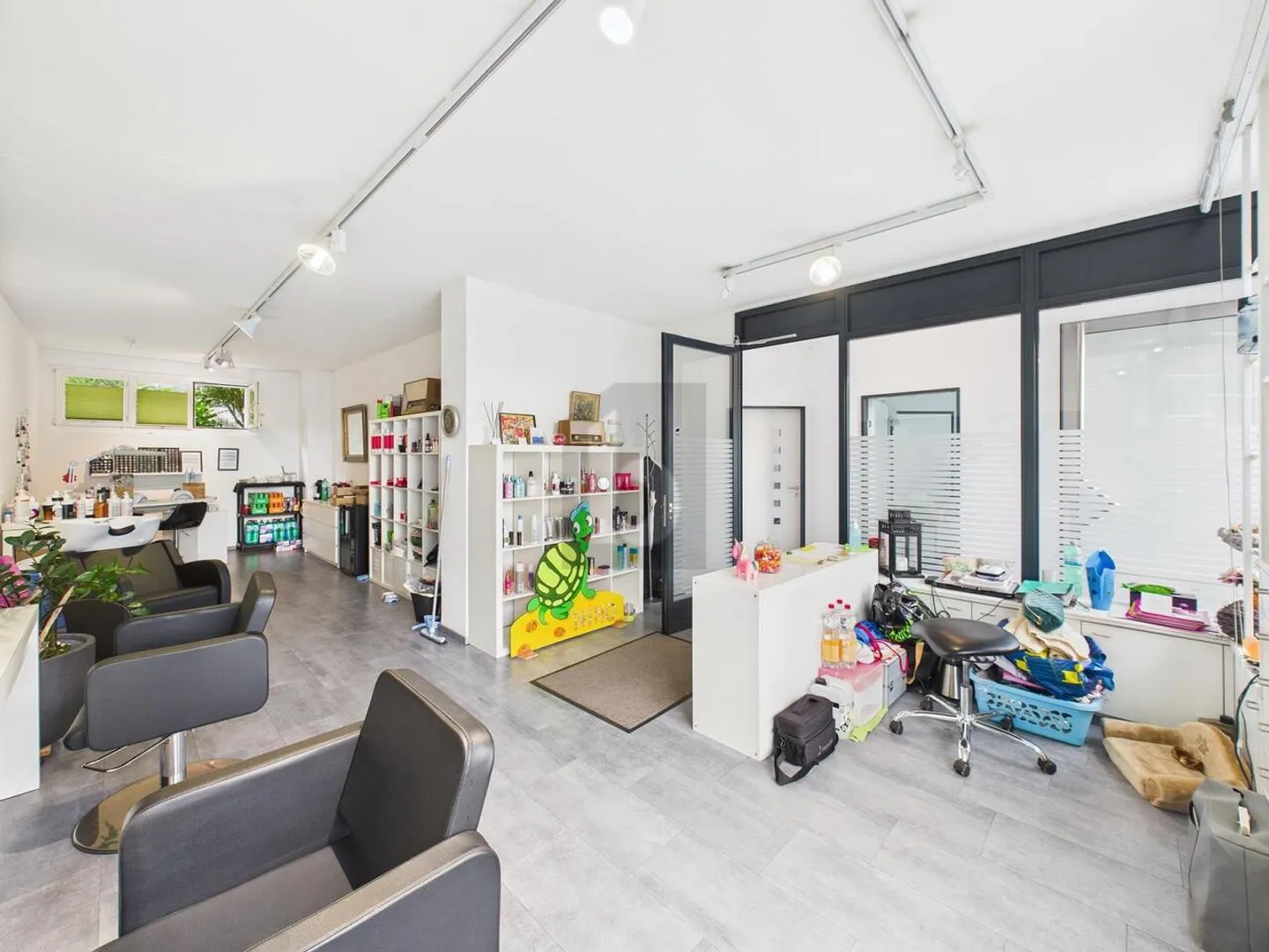 HAUTE QUALITÉ ET REPRÉSENTATIF AVEC FAÇADE EN FENÊTRE ! - Photo 1 sur 5