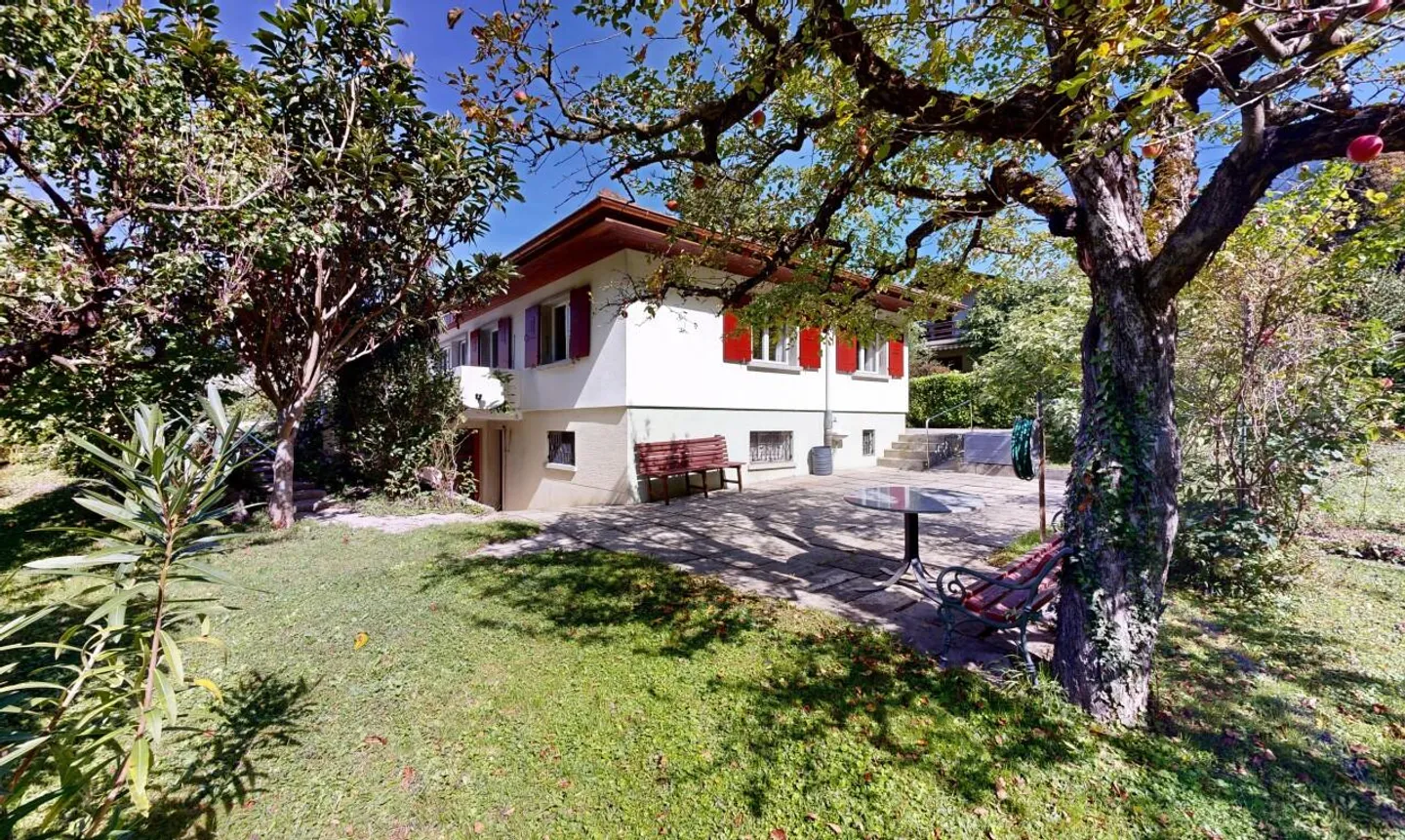 Grande terreno edificabile e casa da ristrutturare nel cuore della tranquillità - Foto 2 di 11
