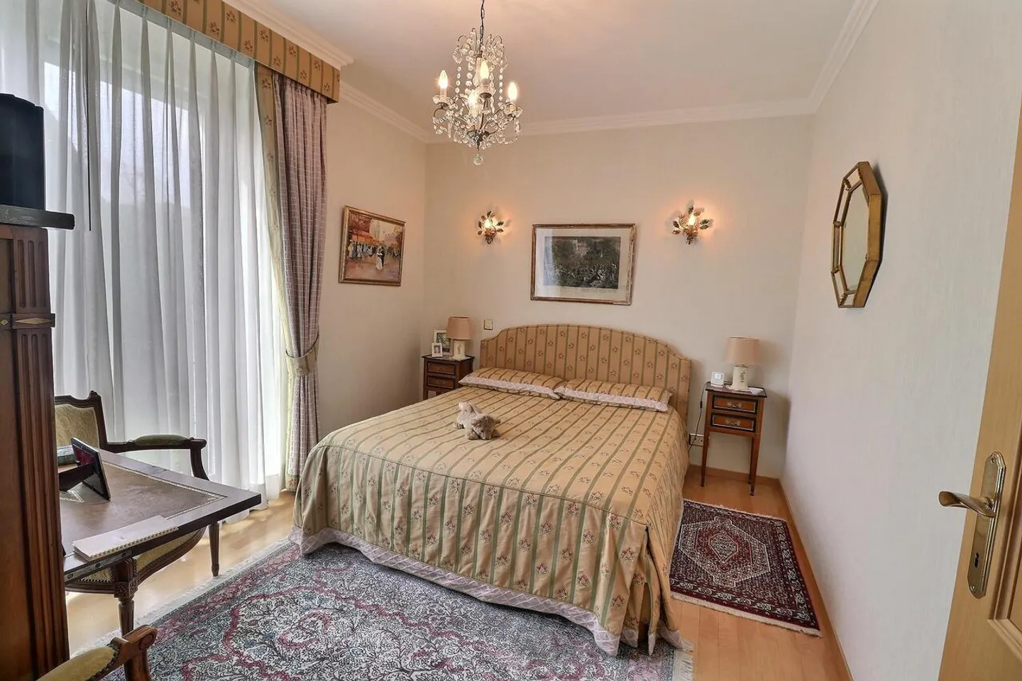 Propriété extraordinaire !! Grand appartement dans le vieillissement avec des droits spéciaux, sans loyer. Vue sur le lac et port privé. - Photo 11 sur 36