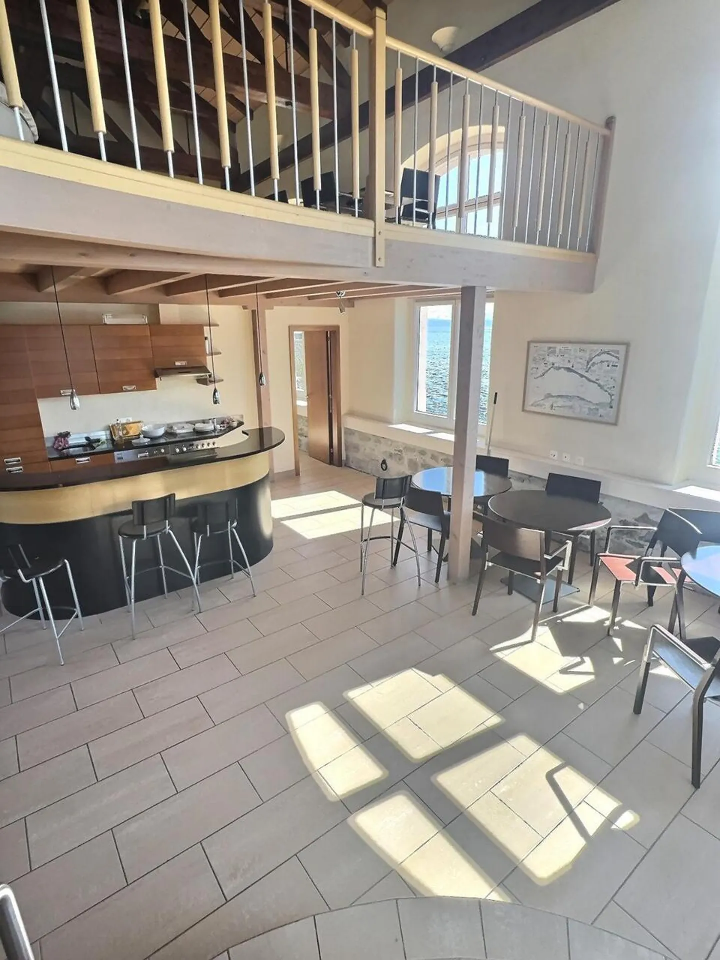 Propriété extraordinaire !! Grand appartement dans le vieillissement avec des droits spéciaux, sans loyer. Vue sur le lac et port privé. - Photo 30 sur 36