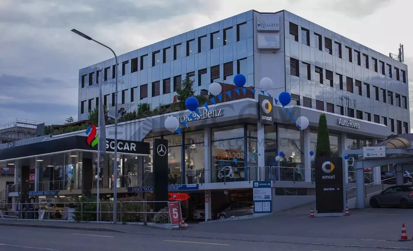 Scrivania o Ufficio Privato con Vista sul Lago - Foto 1 di 8