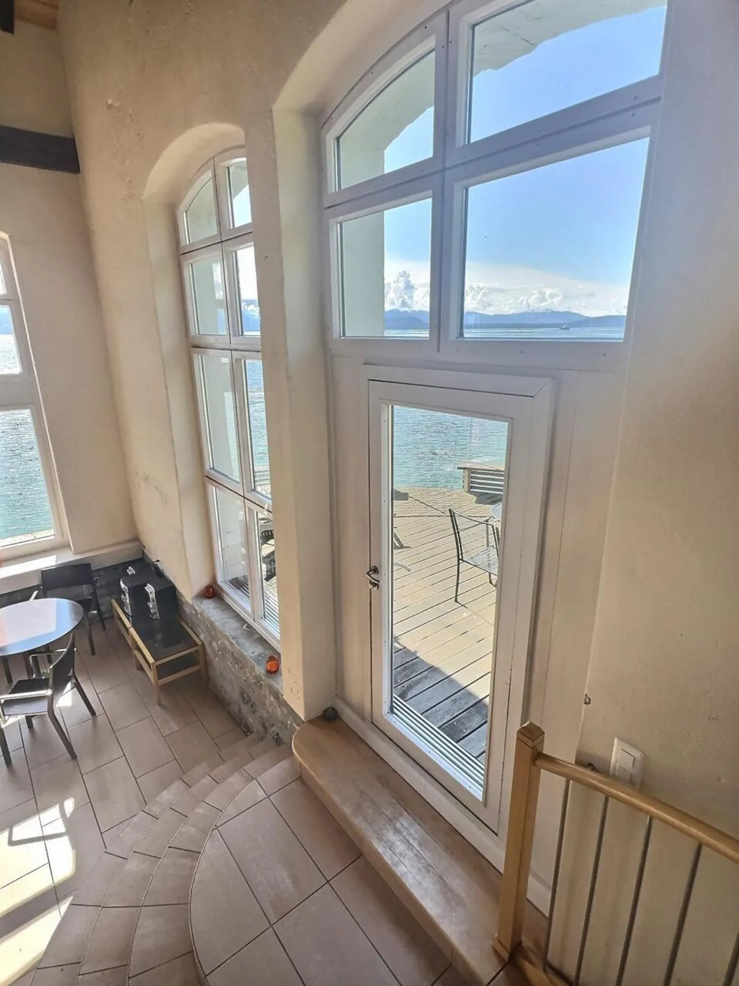 Propriété extraordinaire !! Grand appartement dans le vieillissement avec des droits spéciaux, sans loyer. Vue sur le lac et port privé. - Photo 31 sur 36