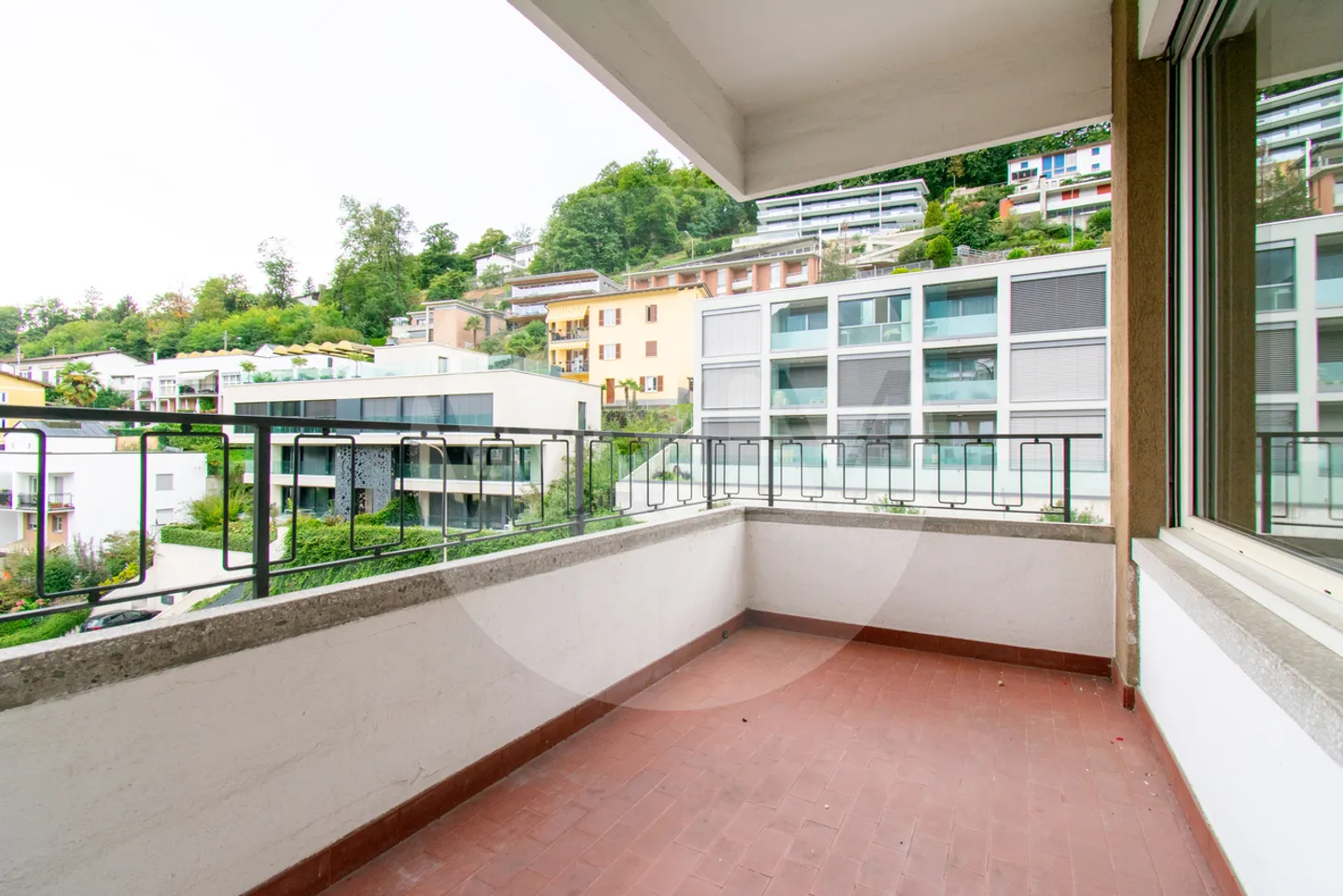 APPARTEMENT SPACIEUX DE 3,5 PIÈCES À CANOBBIO - Photo 2 sur 7