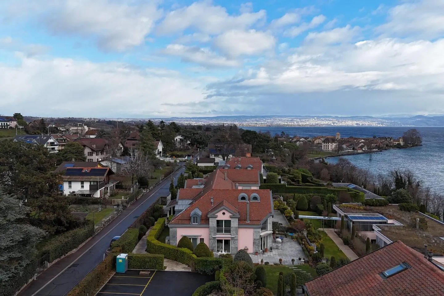 Propriété extraordinaire !! Grand appartement dans le vieillissement avec des droits spéciaux, sans loyer. Vue sur le lac et port privé. - Photo 32 sur 36