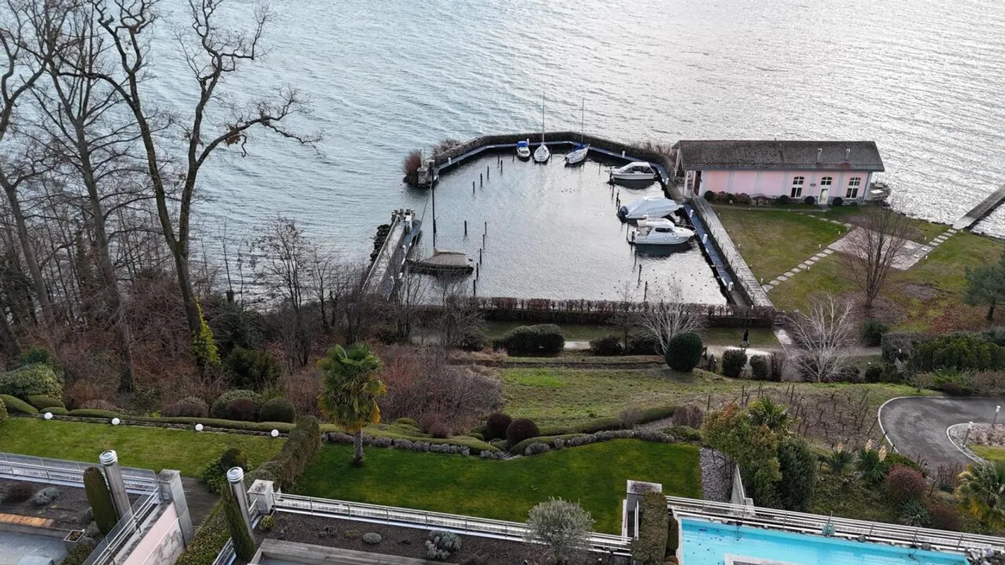 Propriété extraordinaire !! Grand appartement dans le vieillissement avec des droits spéciaux, sans loyer. Vue sur le lac et port privé. - Photo 33 sur 36