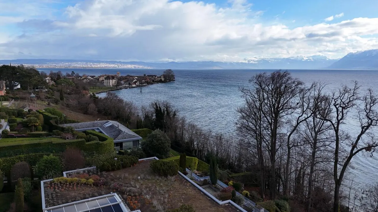 Propriété extraordinaire !! Grand appartement dans le vieillissement avec des droits spéciaux, sans loyer. Vue sur le lac et port privé. - Photo 34 sur 36